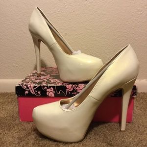 White Pearlized Pumps 🔥🔥🔥